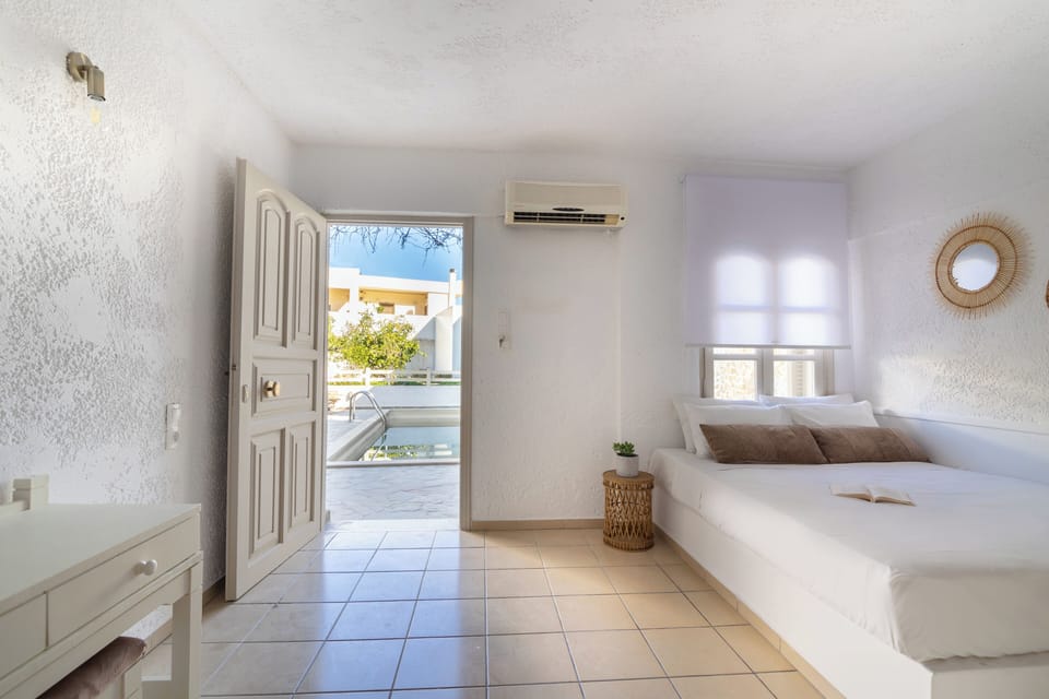 Basic Triple Room, Courtyard View | Desk, free WiFi, bed sheets