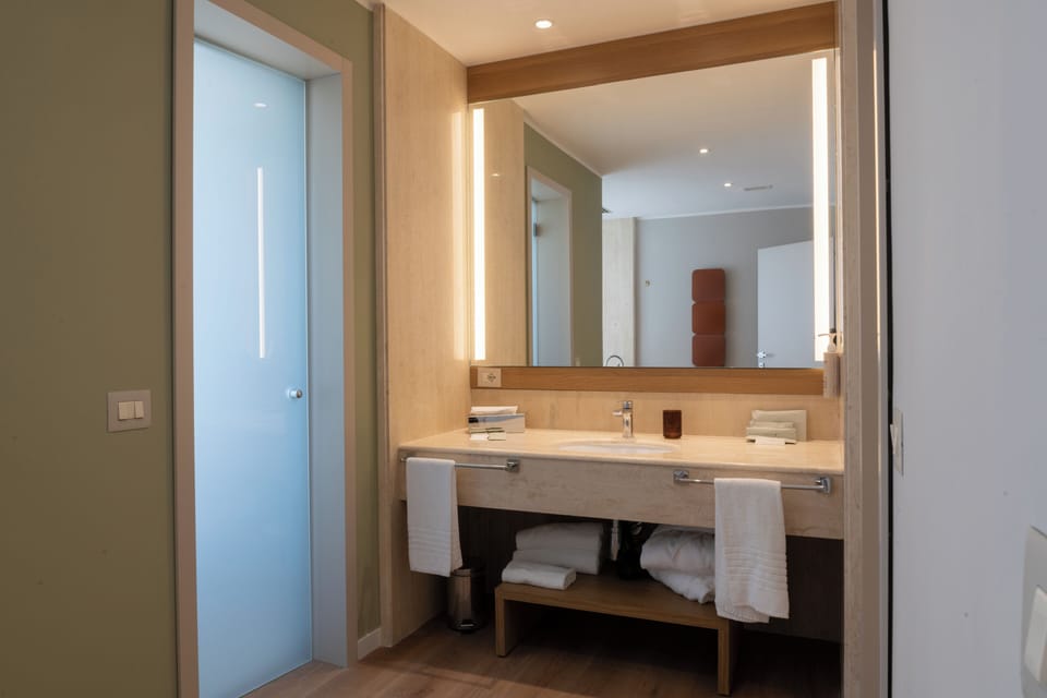 Executive Suite, 1 King Bed | Bathroom | Hair dryer, slippers, bidet, towels