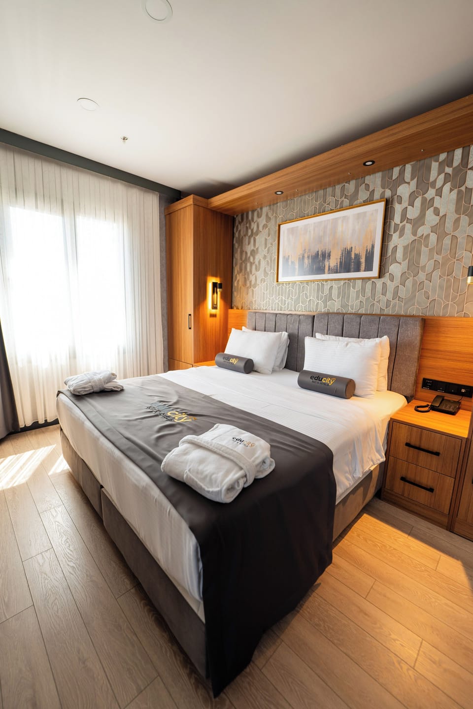 Executive Suite, City View | Premium bedding, in-room safe, desk, soundproofing