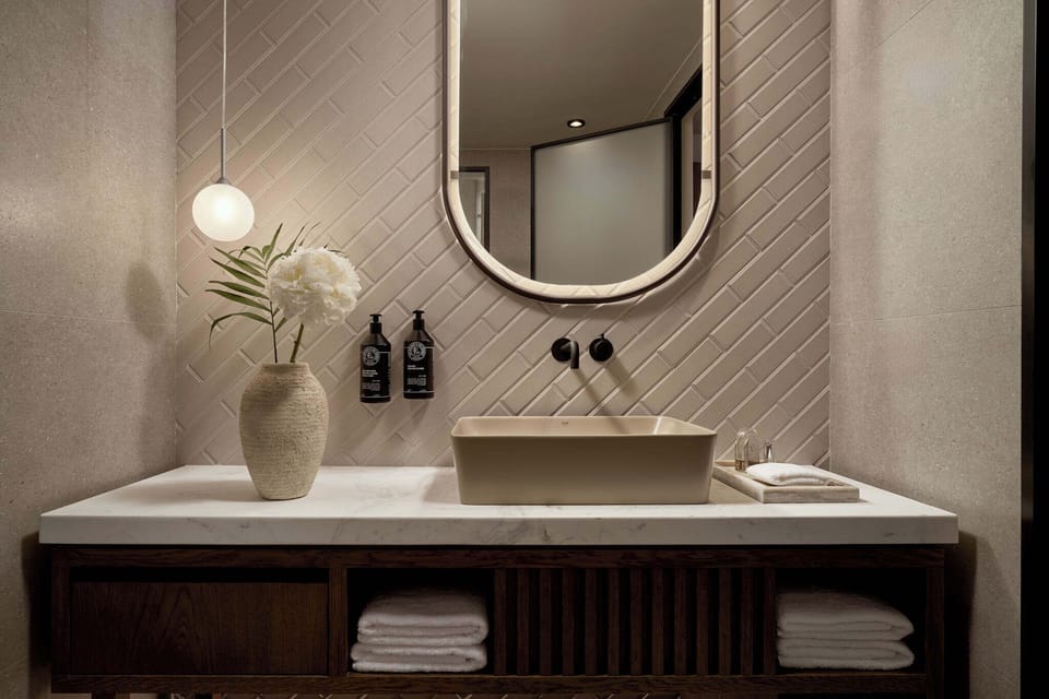 Family Connecting Rooms Side Sea View | Bathroom | Shower, free toiletries, hair dryer, bathrobes