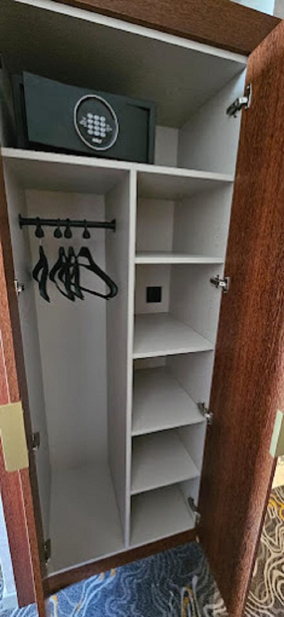 In-room safe, WiFi (free)