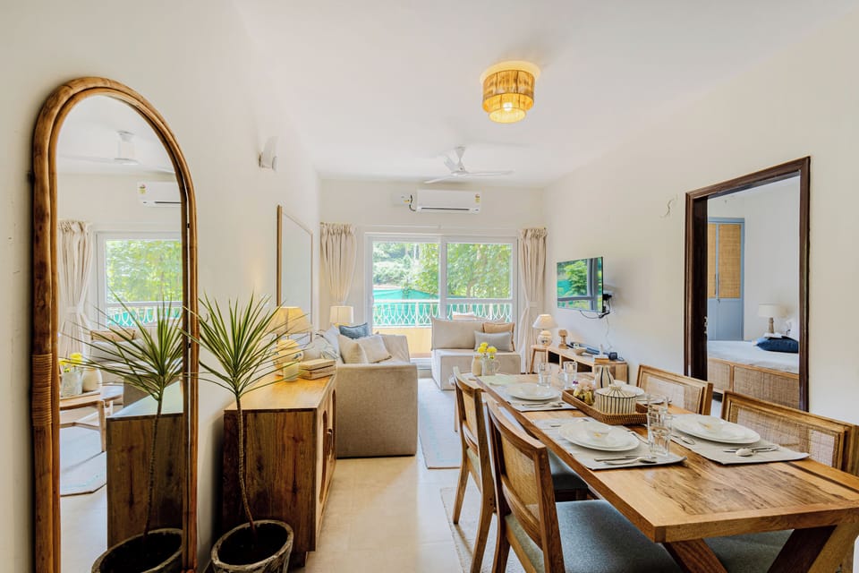 Deluxe Apartment, 1 Queen Bed, Balcony, Pool View | In-room dining