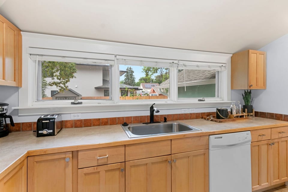 House, Multiple Beds, Hot Tub, Garden View (523 Peterson St. - Whole House) | Private kitchen | Fridge, microwave, oven, stovetop