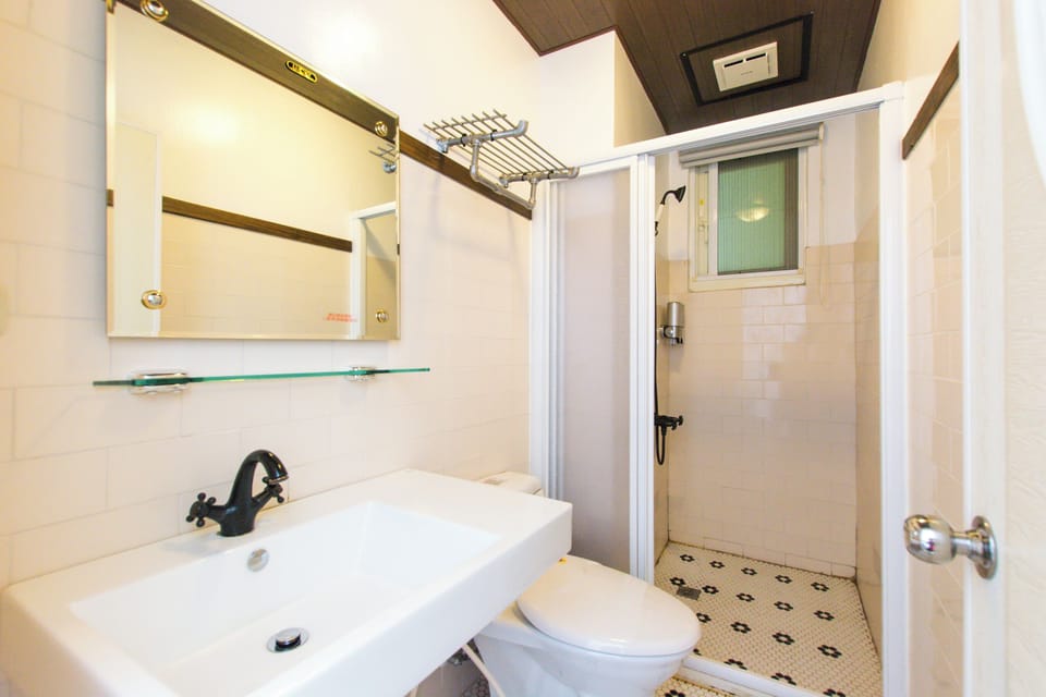 Superior Double Room | Bathroom | Shower, hair dryer, slippers, towels