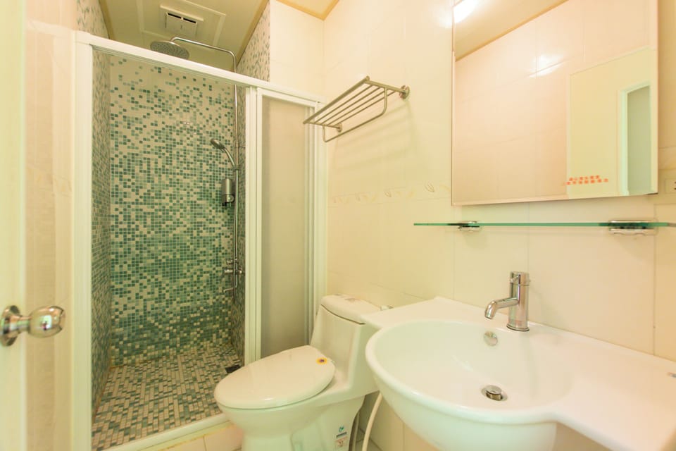 Superior Double Room | Bathroom | Shower, hair dryer, slippers, towels
