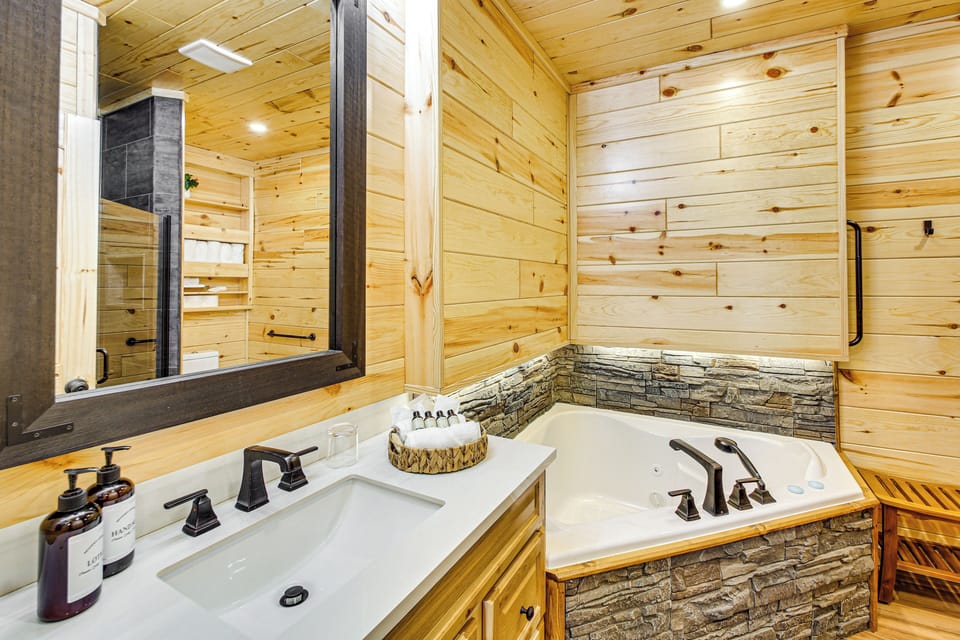 11 Mi to Marina on Lake Hamilton: Cabin Getaway Cottage in Garland County