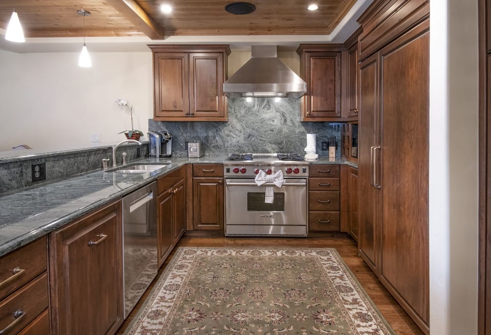 Condo, 4 Bedrooms | Private kitchen | Fridge, oven, coffee/tea maker, toaster