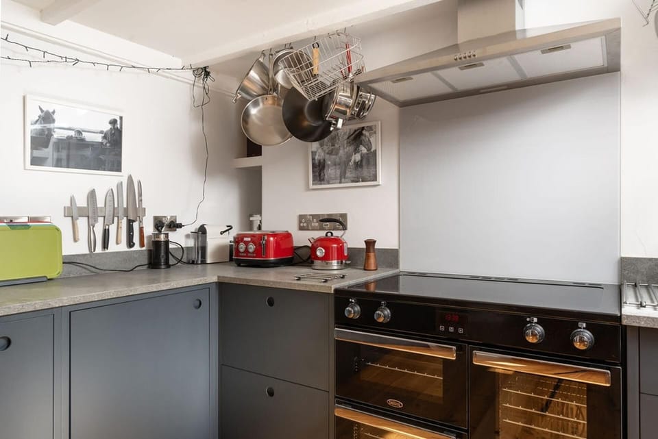 Cottage | Private kitchen | Fridge, microwave, oven, stovetop