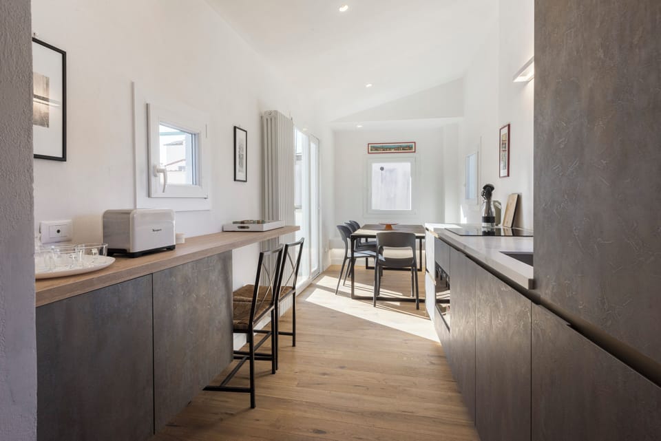Deluxe Duplex, City View | Private kitchen | Stovetop, cookware/dishes/utensils