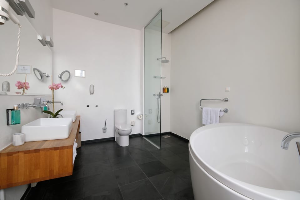 Royal Suite, Courtyard View | Bathroom | Free toiletries, hair dryer, bathrobes, slippers