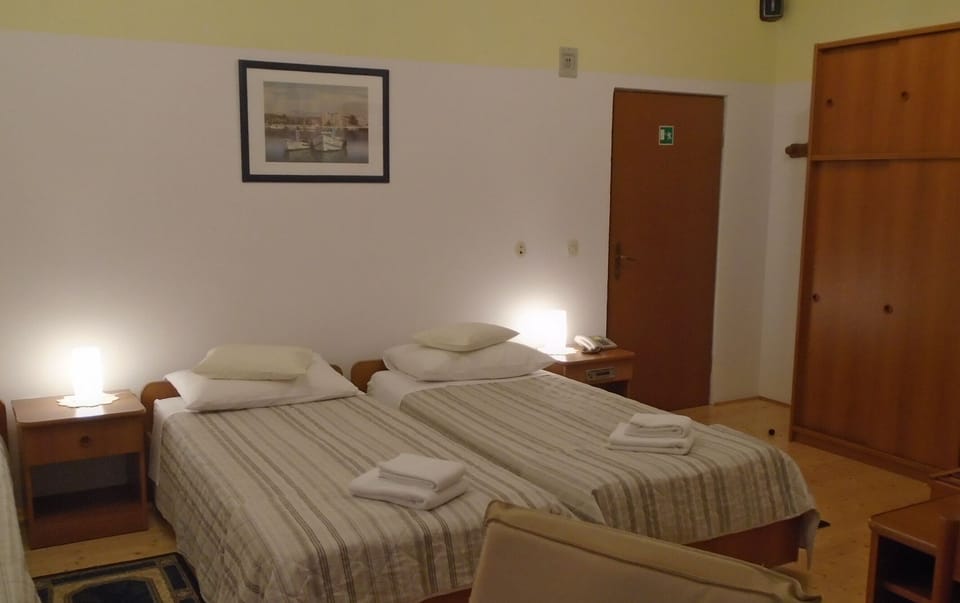 Basic Triple Room, Park View | Desk, iron/ironing board (on request), WiFi (free), bed sheets