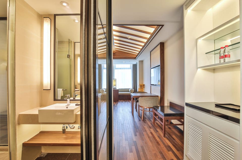 Four Seasons Twin Room | Living area | 110-cm TV with digital channels, toys, pay movies
