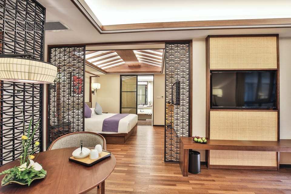 SSAW Suite with a King-size bed | Living area | 110-cm TV with digital channels, toys, pay movies