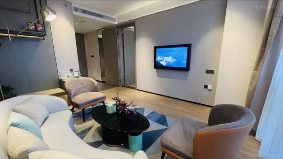 Studio Suite | Desk, laptop workspace, WiFi (free)