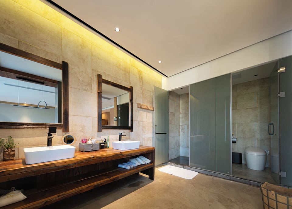 Premier Twin Room | Bathroom | Shower, rainfall showerhead, designer toiletries, hair dryer