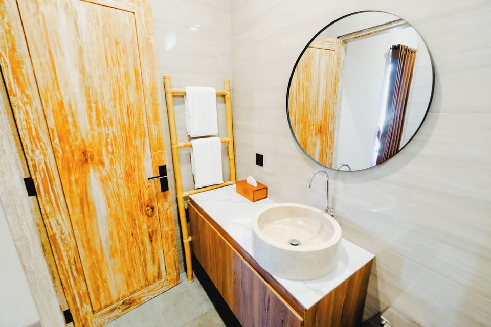 Superior Room | Bathroom | Shower, rainfall showerhead, free toiletries, hair dryer