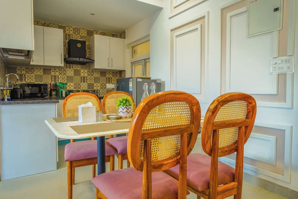 Deluxe Apartment, 2 Bedrooms, Balcony, Pool View | In-room dining