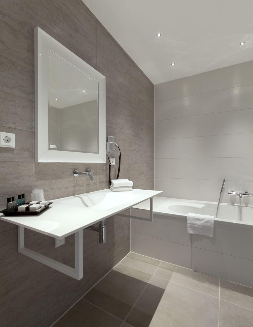 Deluxe Room, 1 Double Bed | Bathroom | Shower, rainfall showerhead, free toiletries, hair dryer