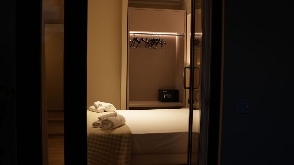 Comfort Double or Twin Room, Patio, Courtyard View | In-room safe, desk, blackout drapes, WiFi (free)