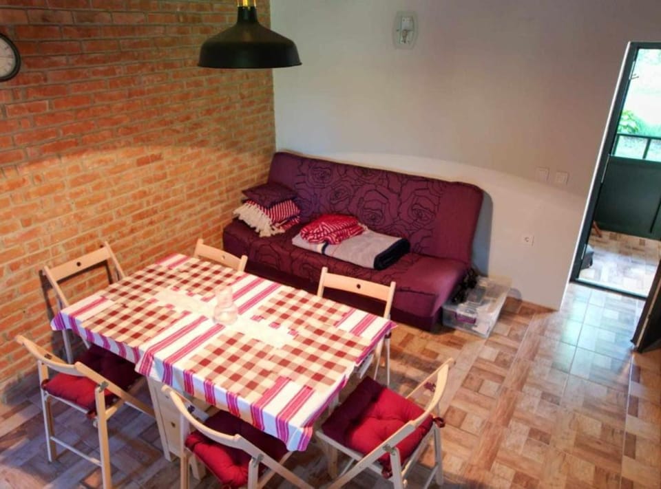 House (Holiday Home Saniv) | Dining room