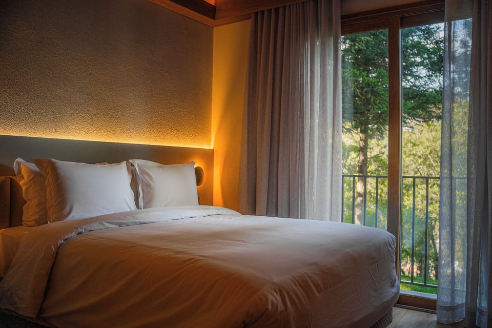 Laptop workspace, free WiFi, bed sheets