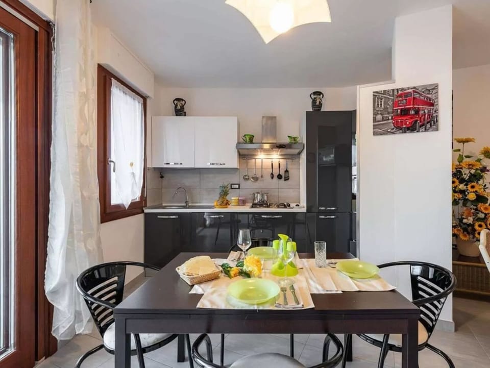 Apartment, 3 Bedrooms, Balcony, City View | Dining room