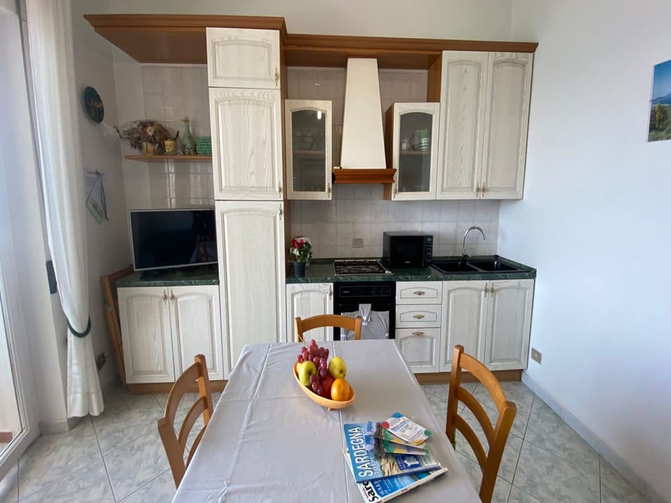 Apartment, 1 Bedroom, Balcony, Ocean View | Dining room