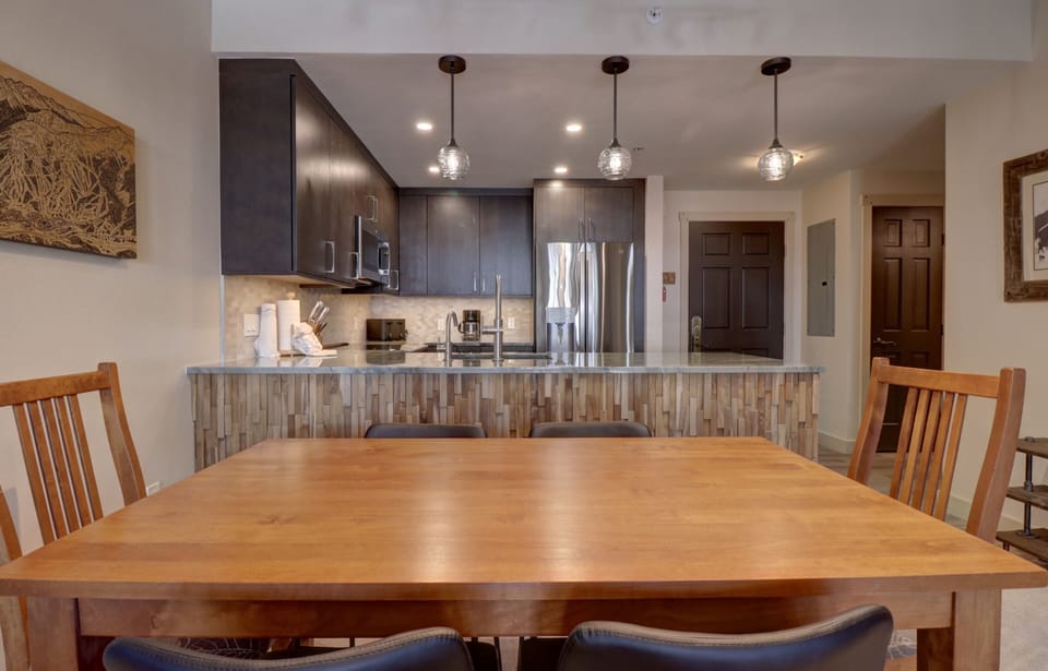 Condo, 2 Bedrooms | Dining