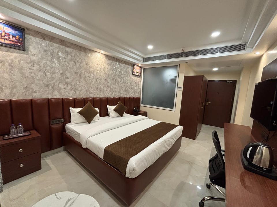 In-room safe, desk, laptop workspace, blackout drapes