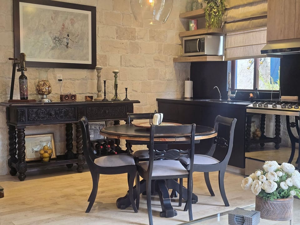 Basic Apartment | Dining