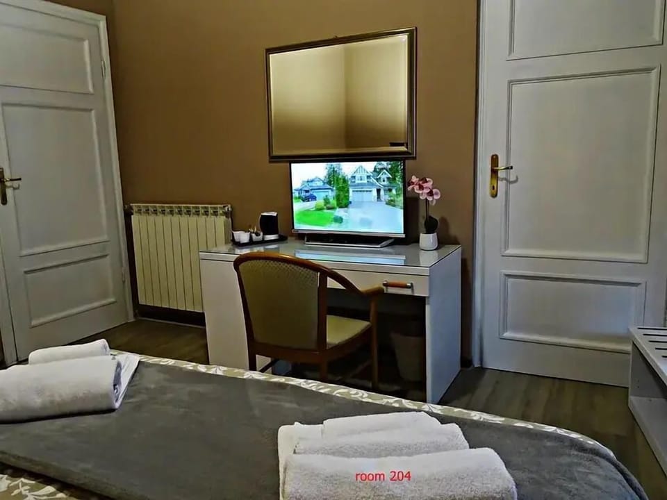 Family Double Room | Desk, laptop workspace, free WiFi, bed sheets