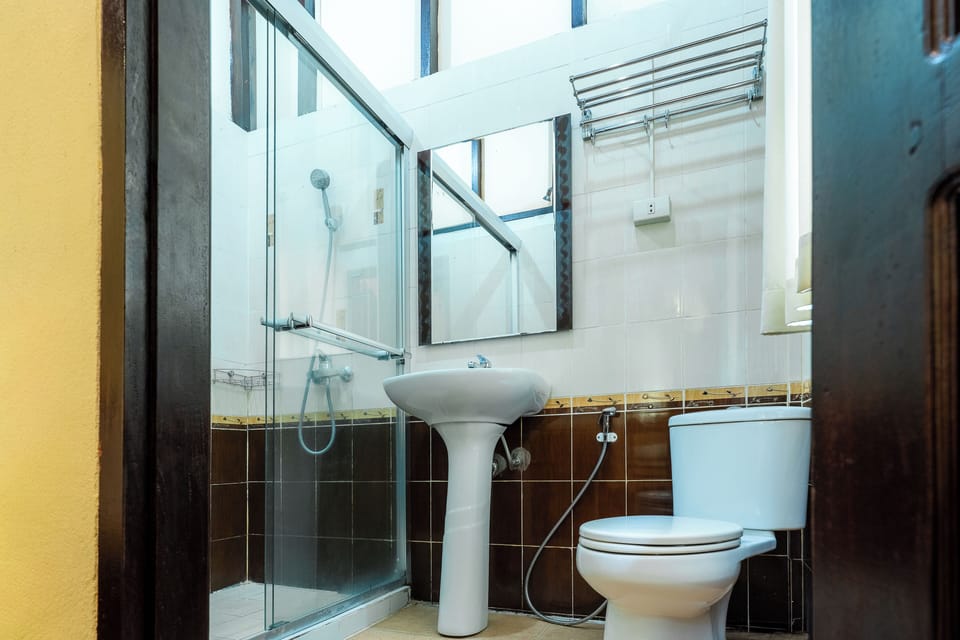 Standard Double Room | Bathroom | Shower, rainfall showerhead, free toiletries, hair dryer