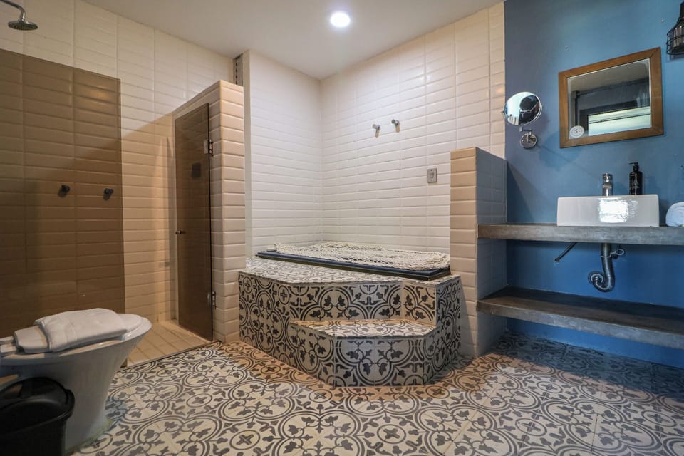 Premium Double Room, Microwave | Bathroom | Towels