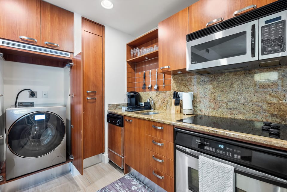Luxury Apartment, City View | Private kitchen | Electric kettle, toaster