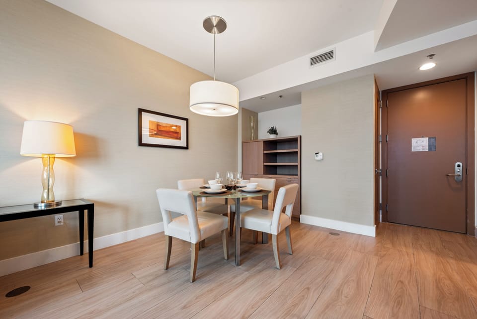 Luxury Apartment, City View | Dining room
