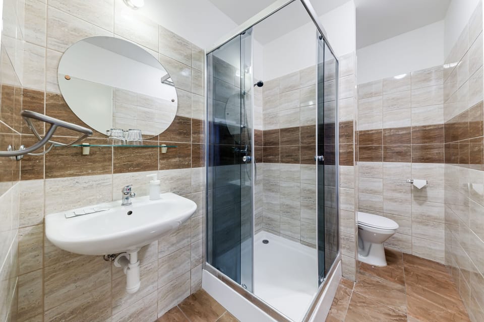 Economy Quadruple Room | Bathroom | Shower, free toiletries, hair dryer, towels