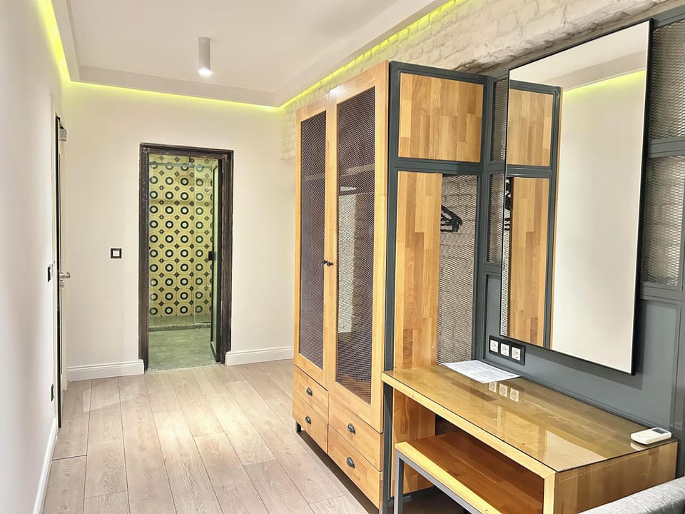 Standard Double Room | Minibar, in-room safe, desk, laptop workspace