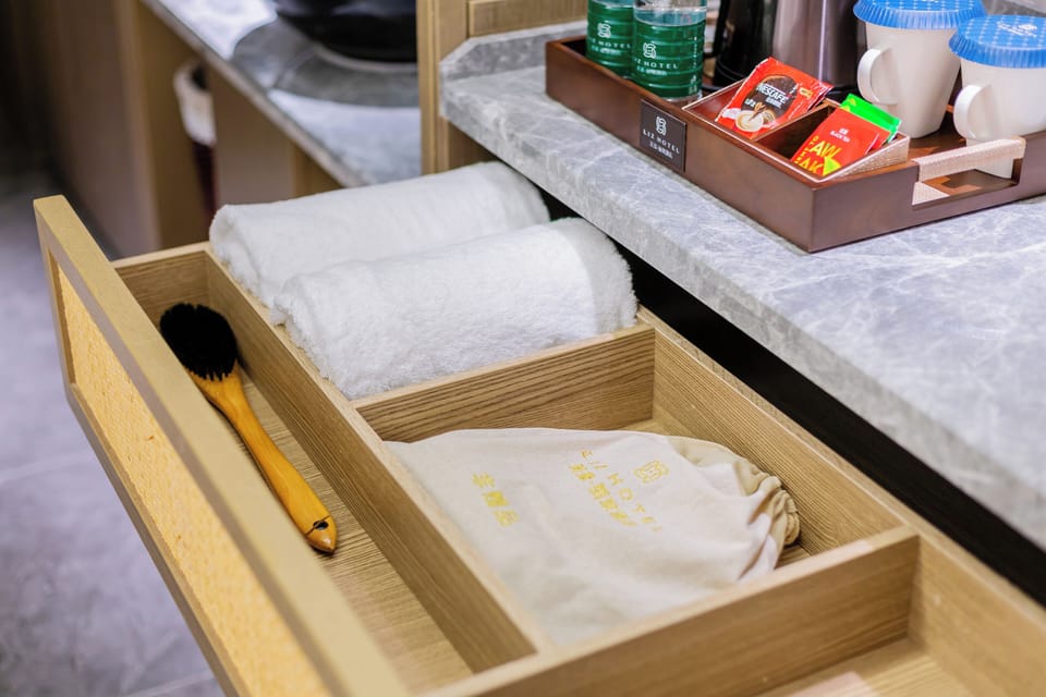 Premium bedding, down comforters, free minibar items, desk