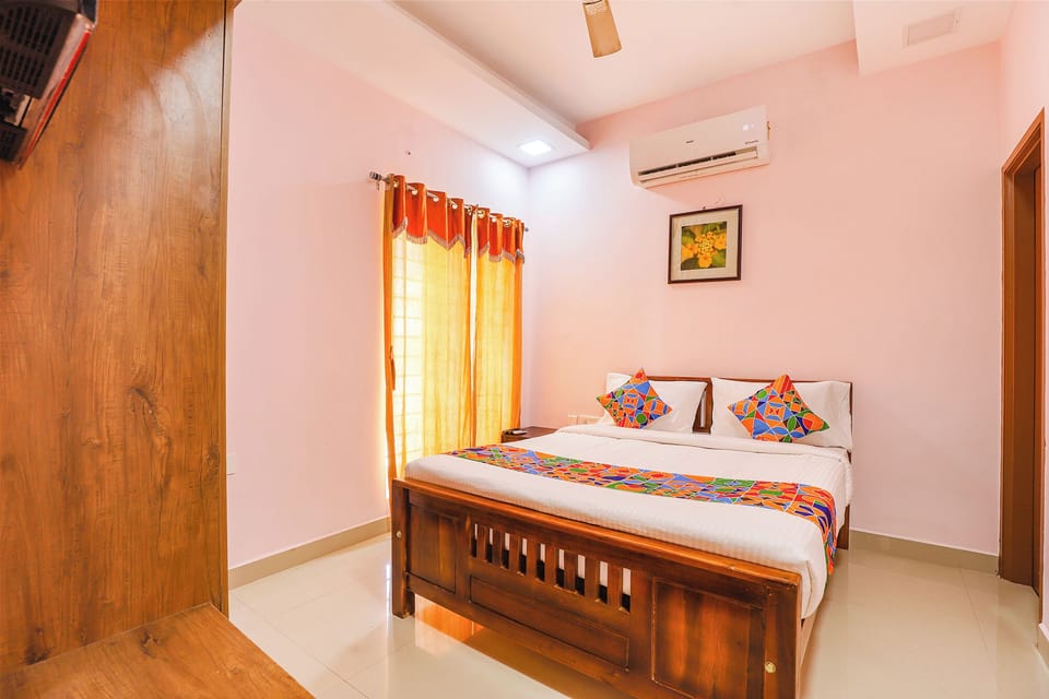 Deluxe Room | Egyptian cotton sheets, premium bedding, pillowtop beds, in-room safe