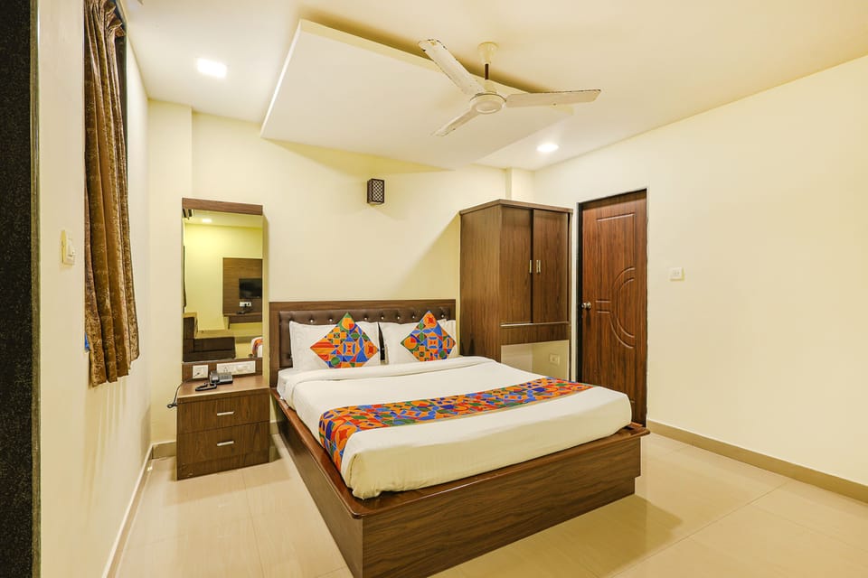 Deluxe Room | Egyptian cotton sheets, premium bedding, pillowtop beds, in-room safe