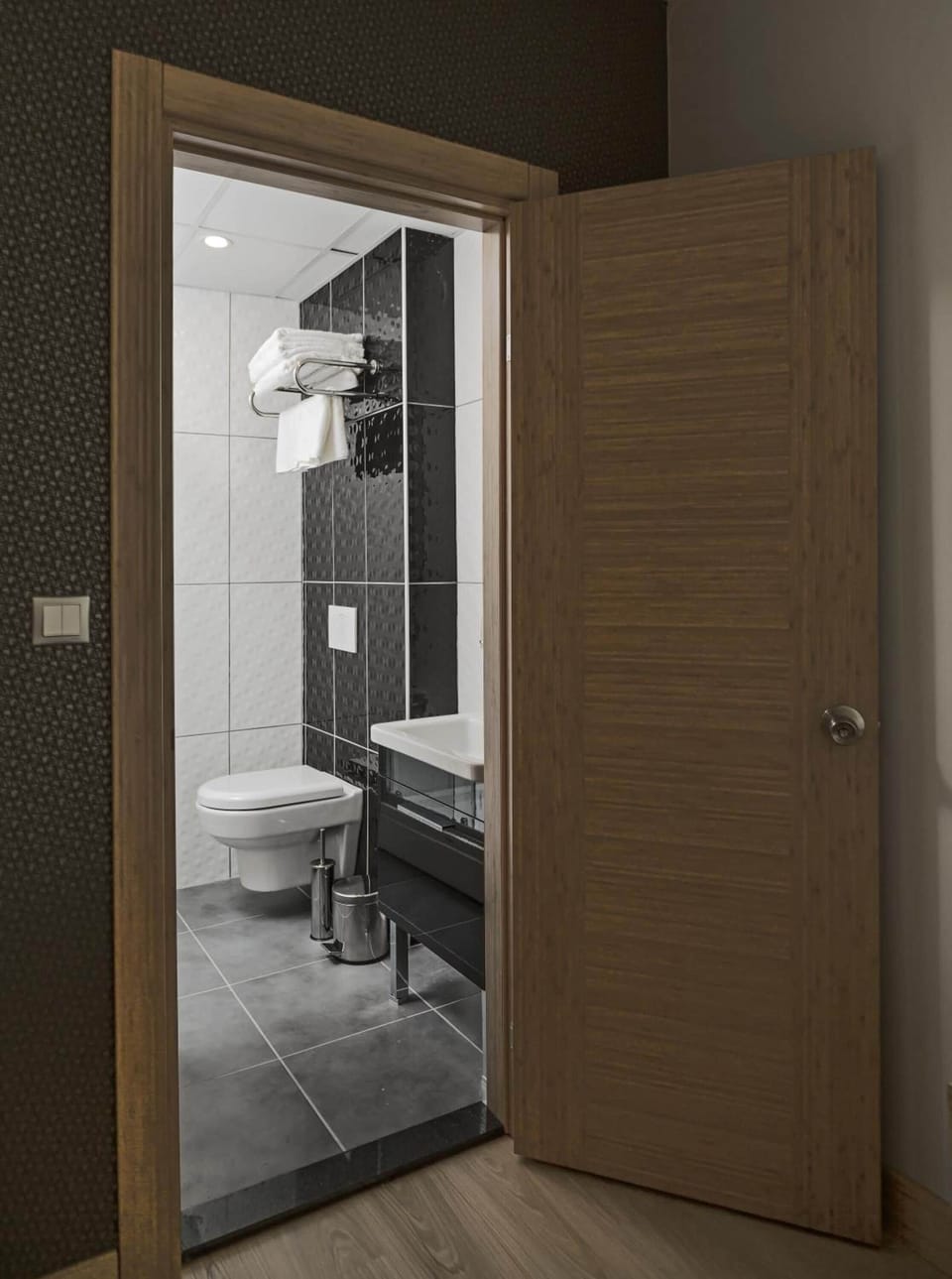 Comfort Triple Room | Bathroom | Shower, free toiletries, hair dryer, slippers