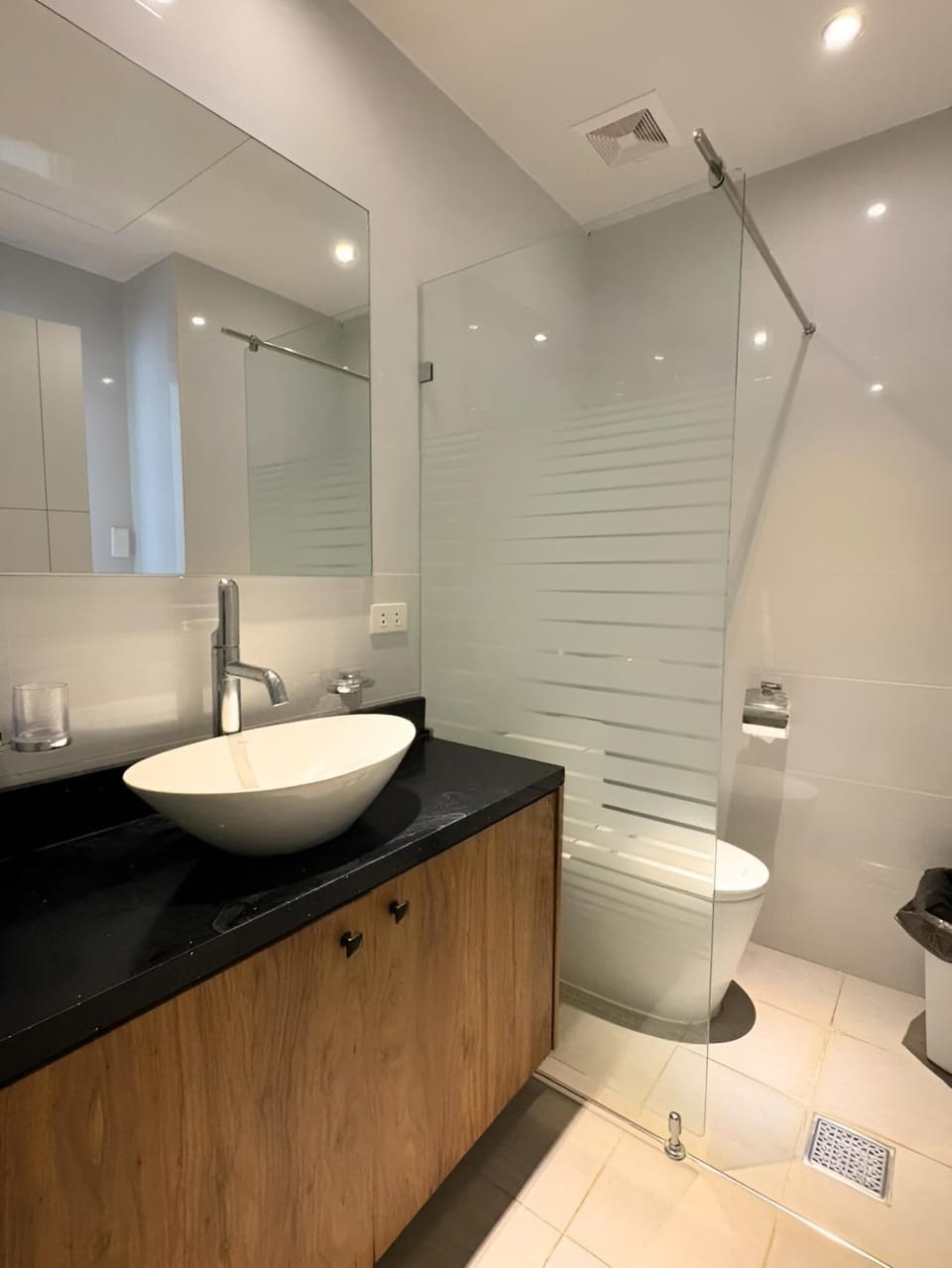 Standard Double Room | Bathroom | Shower, slippers, bidet, towels