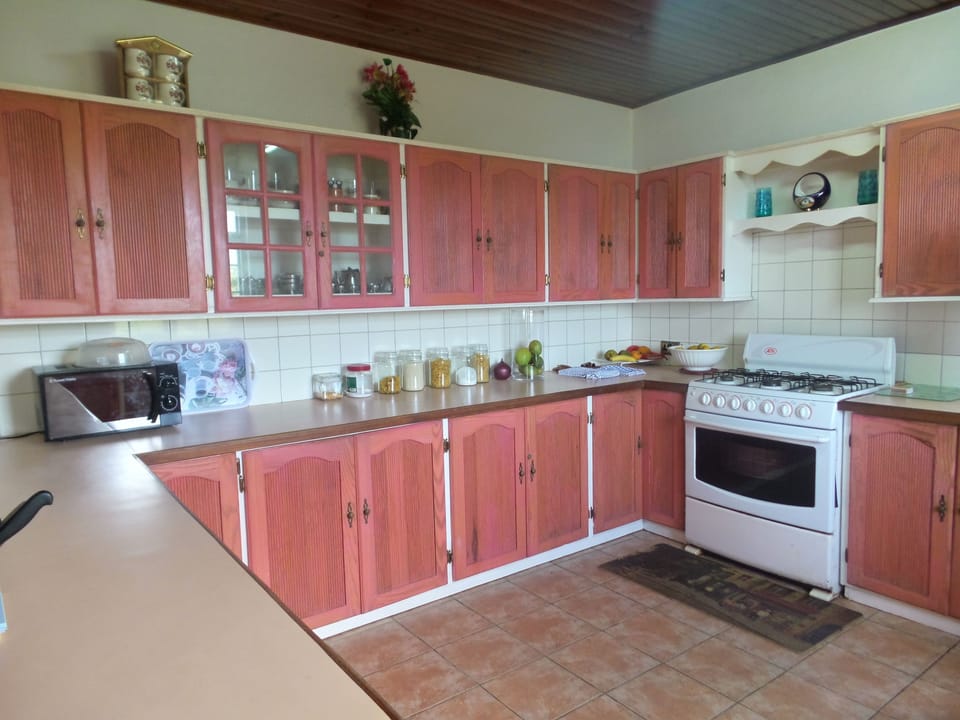 Full breakfast for a fee on weekdays