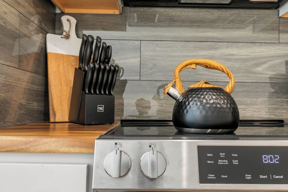 Deluxe Studio | Private kitchen | Coffee/tea maker, paper towels