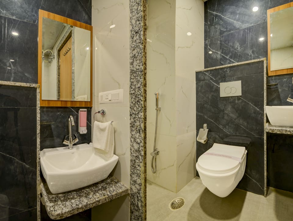 Deluxe Double Room, City View | Bathroom