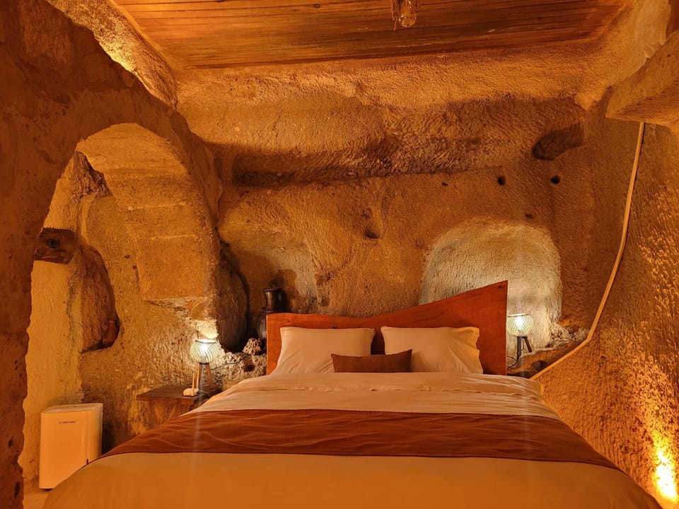 CAVE ROOM 101 | Premium bedding, iron/ironing board, free WiFi, bed sheets
