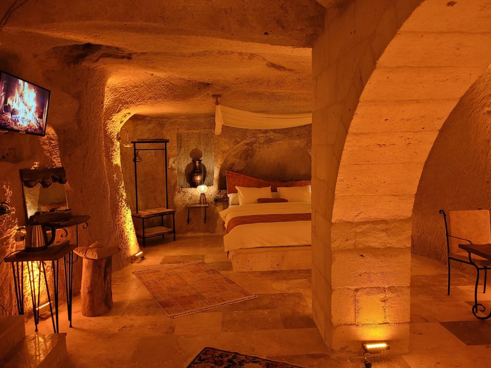 CAVE SUIT 102 | Premium bedding, iron/ironing board, free WiFi, bed sheets