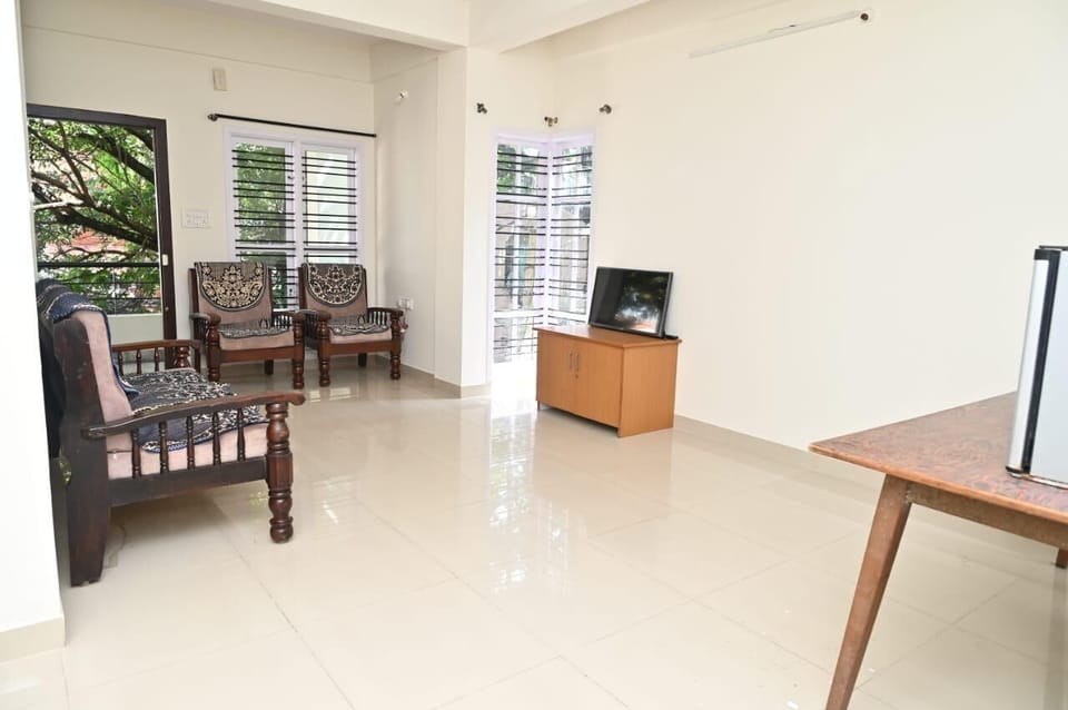 Comfort Apartment, 2 Bedrooms, Balcony, City View | Living area