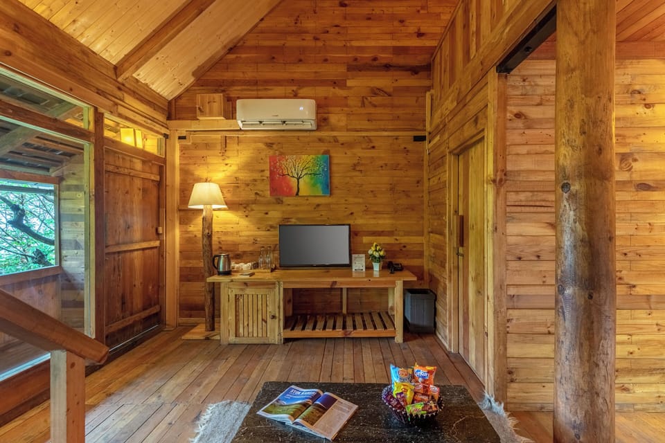 Deluxe Cottage, 1 Queen Bed, Balcony, Mountain View | Living area | Flat-screen TV