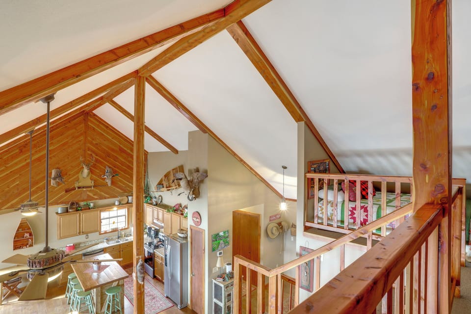 Deck & Fire Pit: Waterfront Cabin in Greers Ferry! Cottage in Greers Ferry Lake